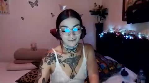 Snapshot of emilywhitee_ chatting on 12-12-24, 02:04 Valentina independent model online show from 12-12-24, 02:04