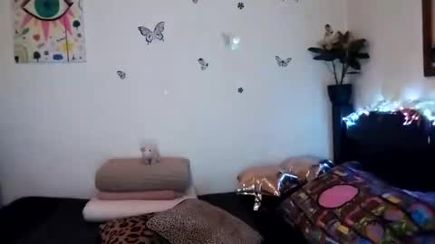 Snapshot of emilywhitee_ chatting on 12-31-24, 01:15 Valentina independent model online show from 12-31-24, 01:15