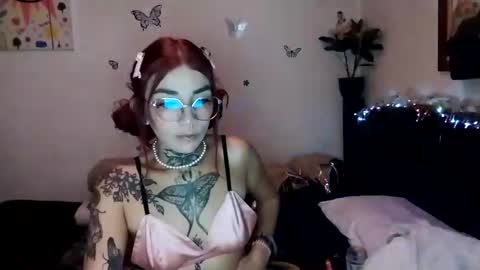 Snapshot of emilywhitee_ chatting on 12-31-24, 04:16 Valentina independent model online show from 12-31-24, 04:16