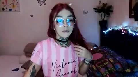 Snapshot of emilywhitee_ chatting on 01-10-25, 02:04 Valentina independent model online show from 01-10-25, 02:04