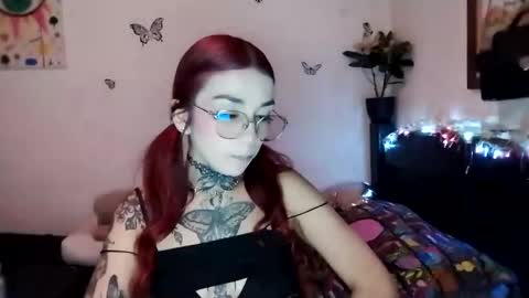 Snapshot of emilywhitee_ chatting on 01-21-25, 02:43 Valentina independent model online show from 01-21-25, 02:43