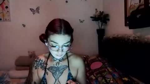 Snapshot of emilywhitee_ chatting on 02-05-25, 01:58 Valentina independent model online show from 02-05-25, 01:58