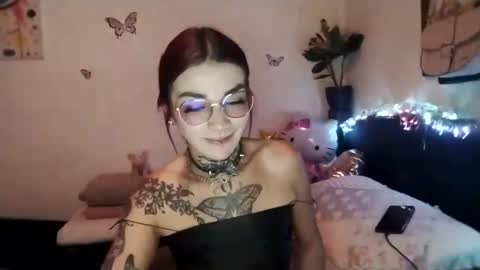 Snapshot of emilywhitee_ chatting on 03-01-25, 03:43 Valentina independent model online show from 03-01-25, 03:43