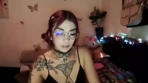 Snapshot of emilywhitee_ chatting on 03-12-25, 02:52 Valentina independent model online show from 03-12-25, 02:52