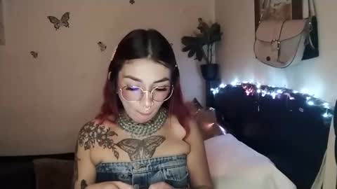 Snapshot of emilywhitee_ chatting on 10-14-25, 02:23 Valentina independent model online show from 10-14-25, 02:23