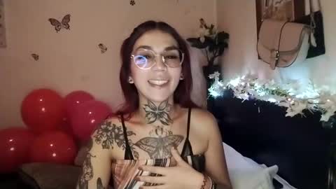 Snapshot of emilywhitee_ chatting on 10-17-25, 02:26 Valentina independent model online show from 10-17-25, 02:26