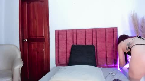 Snapshot of emilyywatson chatting on 10-11-25, 11:47 Emilyy Watson online show from 10-11-25, 11:47