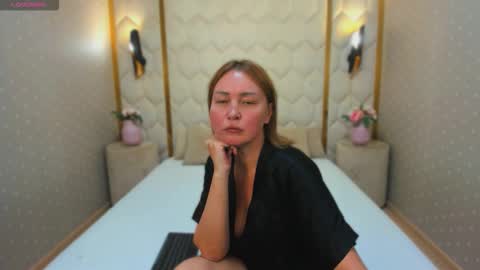 Snapshot of emm_quince chatting on 11-12-25, 08:59 Emm online show from 11-12-25, 08:59