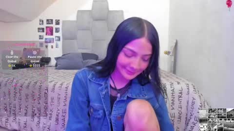 Snapshot of emma__15 chatting on 09-19-25, 07:14 emma online show from 09-19-25, 07:14