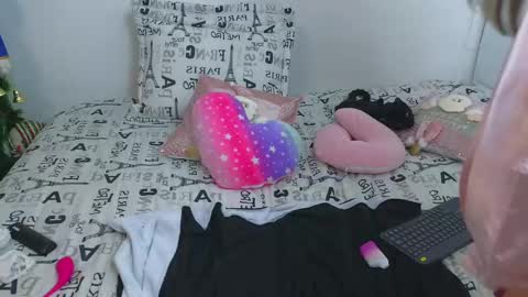 Snapshot of emma_blue_ chatting on 12-27-24, 01:00 Emma Blue modelo independiente online show from 12-27-24, 01:00