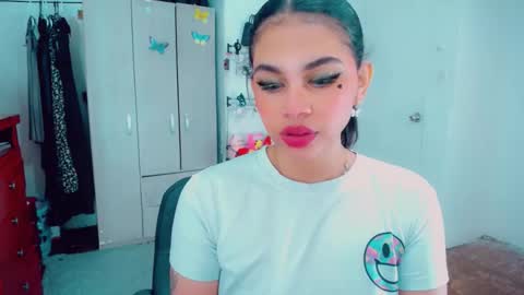 Snapshot of emma_diva chatting on 10-18-25, 11:05 emma online show from 10-18-25, 11:05