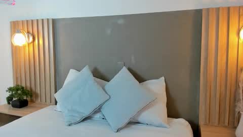 E M M A online show from 10-08-25, 02:20