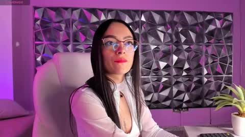 Snapshot of emma_kovich chatting on 11-17-25, 08:58 emma online show from 11-17-25, 08:58