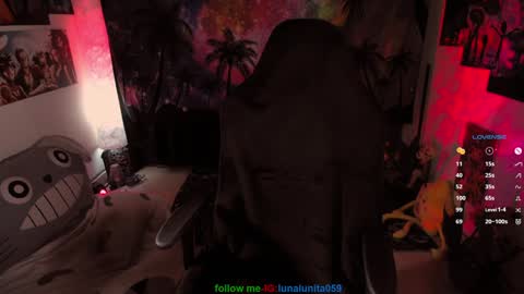 Snapshot of emma_luna059 chatting on 01-23-25, 12:14 LUNA online show from 01-23-25, 12:14