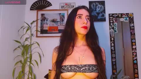 Snapshot of emma_pole_88 chatting on 02-25-25, 03:20 Sara Luna online show from 02-25-25, 03:20