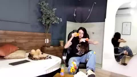 Emma online show from 09-17-25, 12:07