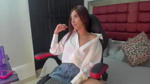 Snapshot of emmacarther chatting on 10-21-25, 06:19 Emma online show from 10-21-25, 06:19