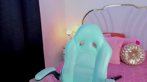 Snapshot of emmacrush chatting on 02-04-25, 10:34 Welcome Im yosein Your love is my passion activate it with your tips and enjoy with me online show from 02-04-25, 10:34