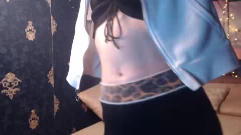 Snapshot of emmagoldx chatting on 11-13-25, 02:43 EmmaGoldX online show from 11-13-25, 02:43