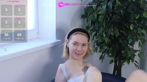 Snapshot of emmalarkins chatting on 10-14-25, 09:21 Emma online show from 10-14-25, 09:21