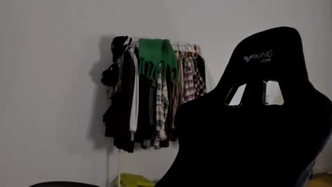 Snapshot of emmamon chatting on 12-22-24, 07:52 Emma online show from 12-22-24, 07:52