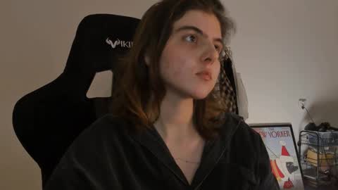 Snapshot of emmamon chatting on 12-24-24, 07:33 Emma online show from 12-24-24, 07:33