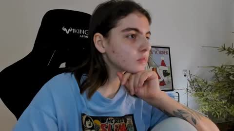 Snapshot of emmamon chatting on 01-11-25, 07:38 Emma online show from 01-11-25, 07:38