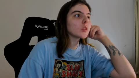 Snapshot of emmamon chatting on 03-04-25, 07:43 Emma online show from 03-04-25, 07:43