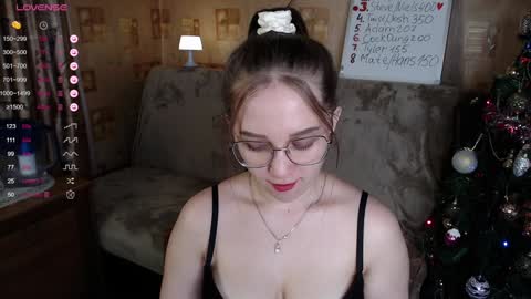 Snapshot of emmatiny chatting on 01-05-25, 03:45 Mia online show from 01-05-25, 03:45
