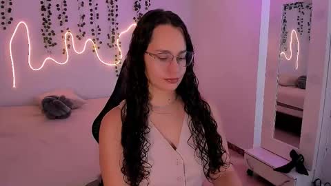 Snapshot of emmatorres9 chatting on 10-15-25, 02:17 Emma Torres online show from 10-15-25, 02:17