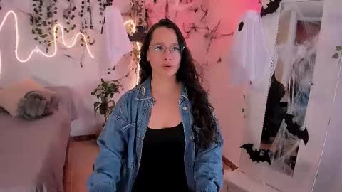 Snapshot of emmatorres9 chatting on 10-22-25, 03:45 Emma Torres online show from 10-22-25, 03:45