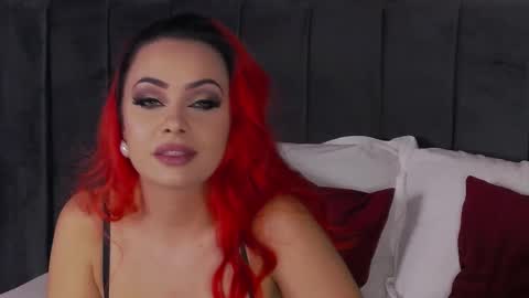 Snapshot of emmelyn_ chatting on 11-18-25, 05:45 Emm online show from 11-18-25, 05:45