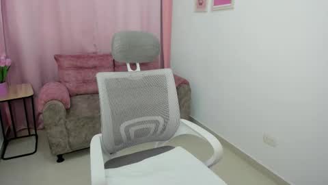 Snapshot of emmiejones_ chatting on 10-21-25, 07:58 Emmi online show from 10-21-25, 07:58