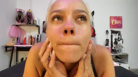 Snapshot of emmily_giraldo chatting on 02-11-26, 01:16 online show from 02-11-26, 01:16