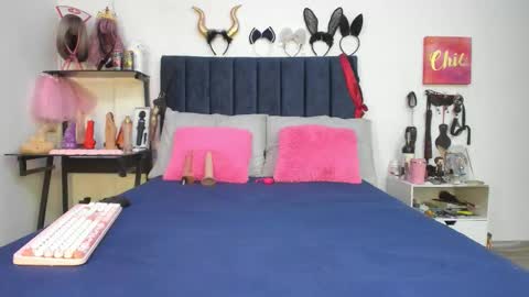 Snapshot of emmily_giraldo chatting on 02-26-26, 01:10 online show from 02-26-26, 01:10