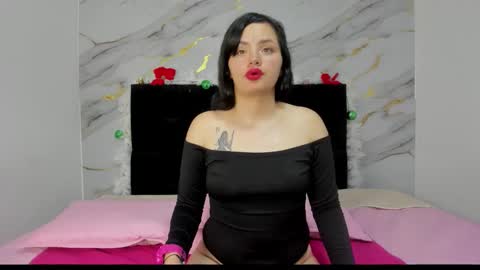 Snapshot of emmma_moon chatting on 12-03-25, 07:01 Emma online show from 12-03-25, 07:01