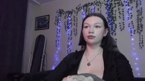 Snapshot of emmy_m00n chatting on 12-02-24, 12:51 Emily Johny online show from 12-02-24, 12:51