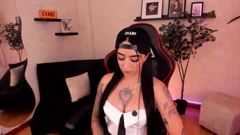 Snapshot of emmyevans1 chatting on 11-04-25, 07:46 Emmy Evans online show from 11-04-25, 07:46