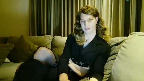 Snapshot of emmysissy chatting on 12-25-24, 10:16 Emmy online show from 12-25-24, 10:16
