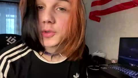 Snapshot of emo_kiss chatting on 12-15-25, 11:14 Amur online show from 12-15-25, 11:14