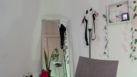 Snapshot of emperatriiiz chatting on 02-07-25, 09:15 Emperatriz online show from 02-07-25, 09:15