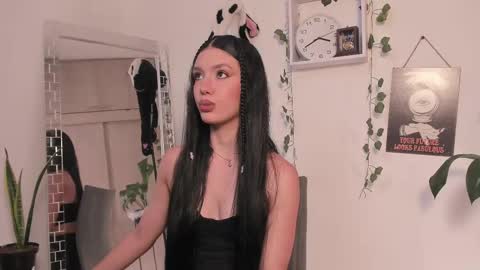 Snapshot of emperatriiiz chatting on 02-10-25, 08:42 Emperatriz online show from 02-10-25, 08:42