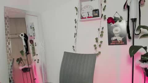Snapshot of emperatriiiz chatting on 02-19-25, 10:31 Emperatriz online show from 02-19-25, 10:31