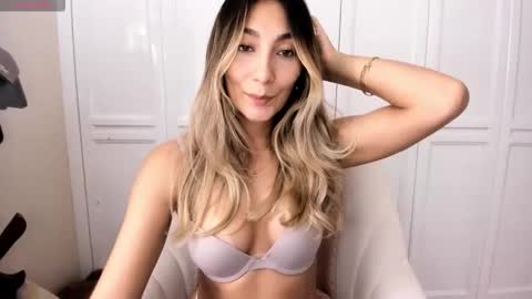 emyconneer online show from 12-14-25, 08:02