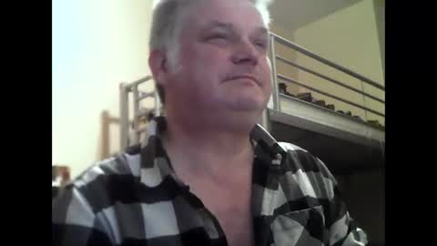 Snapshot of englishguysurrey chatting on 12-17-25, 10:05 englishguysurrey online show from 12-17-25, 10:05