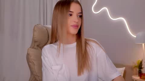 Snapshot of entya chatting on 02-14-26, 08:33 entya online show from 02-14-26, 08:33