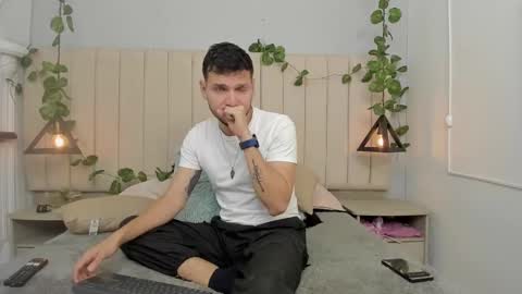 Snapshot of enzo_rivas chatting on 10-29-25, 02:41 ENZO online show from 10-29-25, 02:41