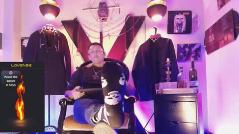 Snapshot of enzopratt chatting on 10-17-25, 05:43 Enzo Pratt online show from 10-17-25, 05:43