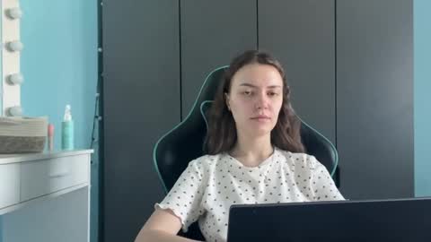 Snapshot of eracloke chatting on 02-17-26, 01:02 Lily online show from 02-17-26, 01:02