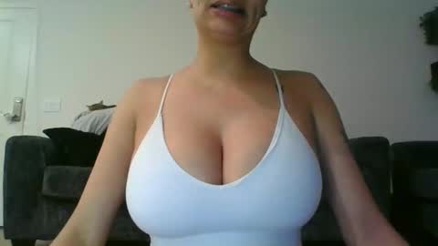 erin2025 online show from 11-19-25, 05:07